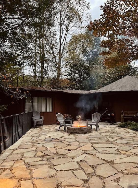 Cabin With Treehouse Views, 3 King Beds, 4 Bunks, And Large Hot Tub! Gatlinburg Eksteriør bilde