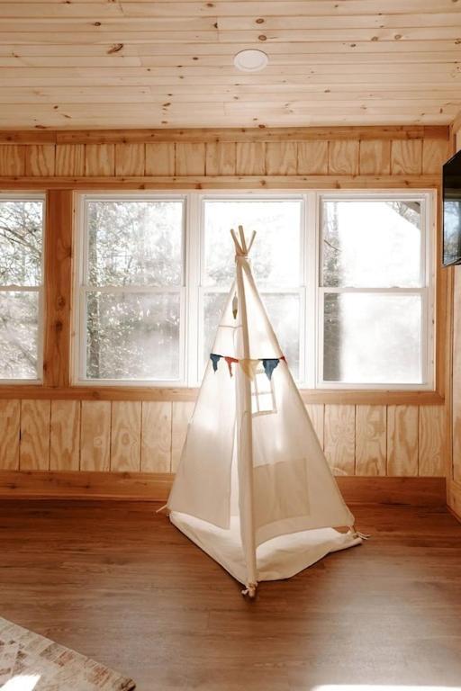 Cabin With Treehouse Views, 3 King Beds, 4 Bunks, And Large Hot Tub! Gatlinburg Eksteriør bilde